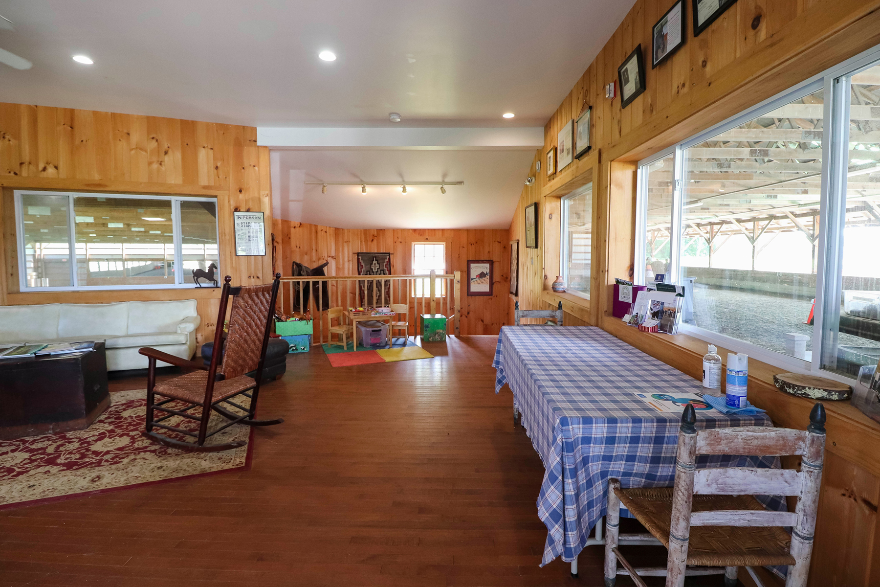 viewing room table and chairs